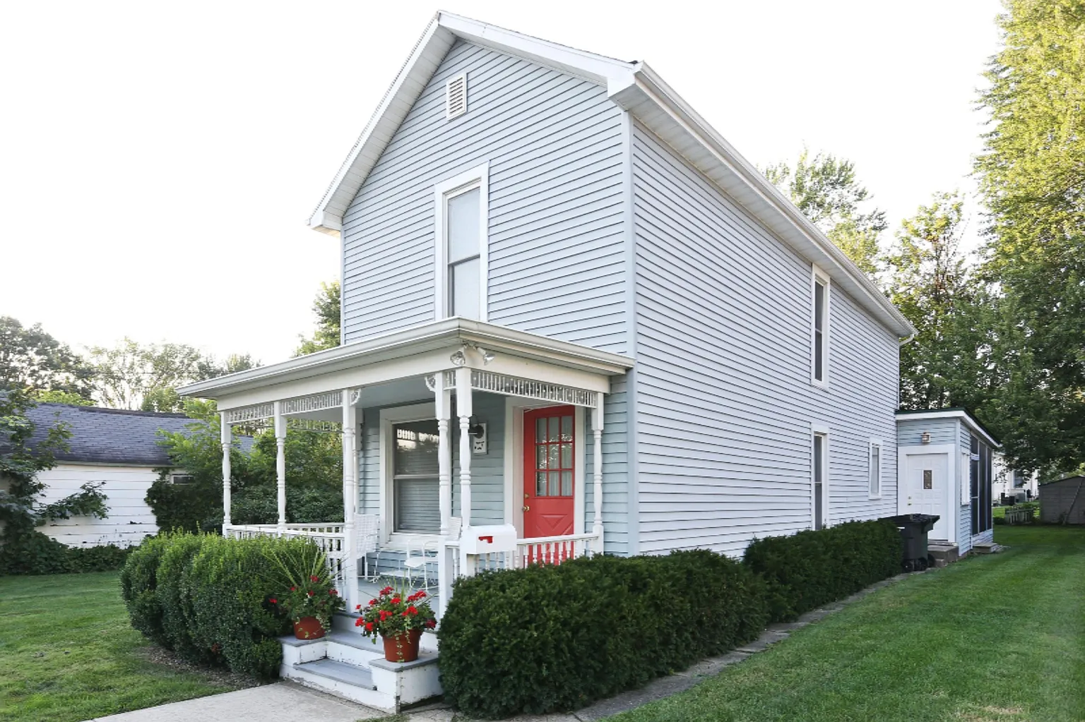 107 Sycamore St E photo 1