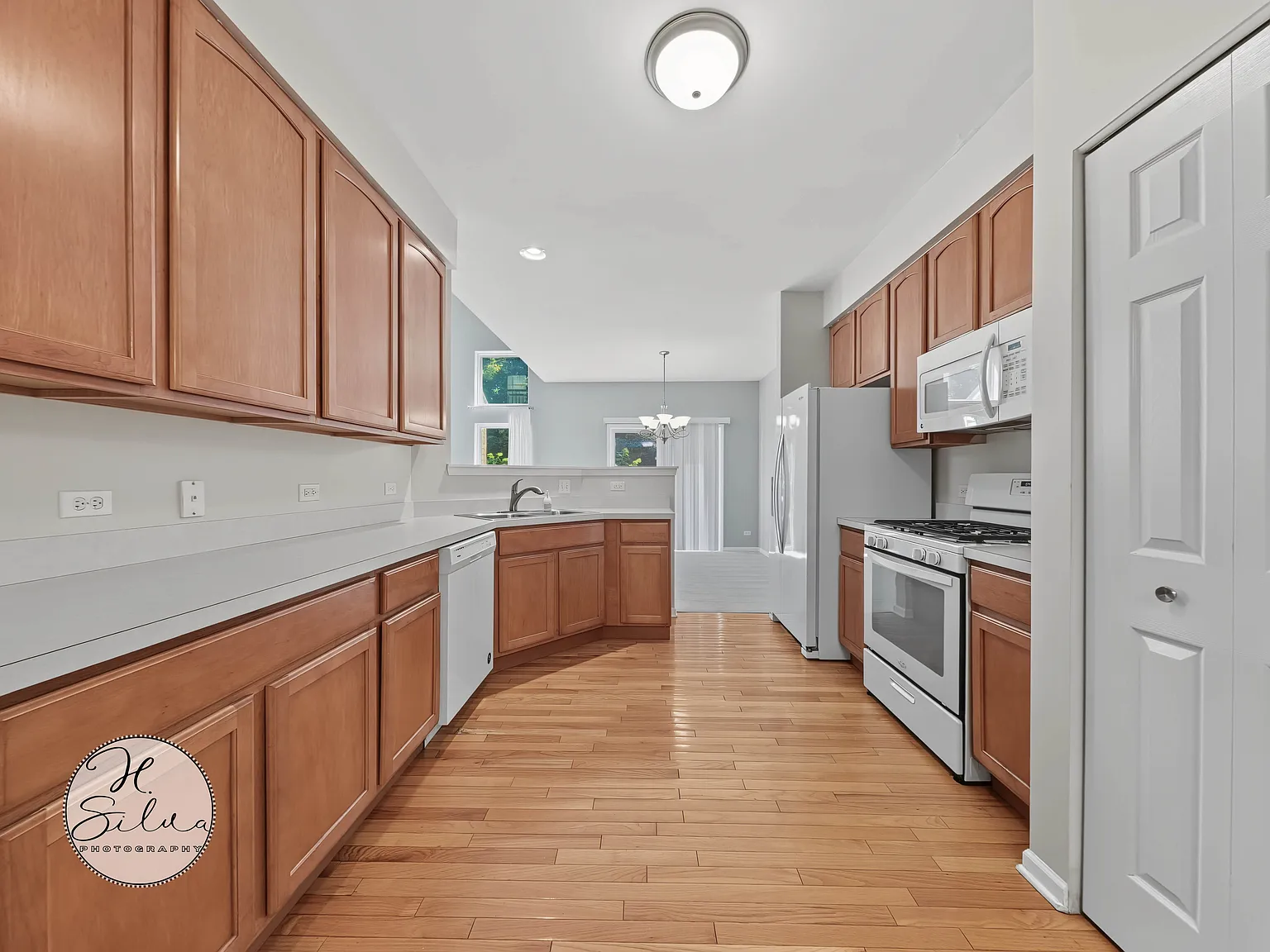 2 bed, 2.5 bath, 1971 sqft, $2,500 — Photo 3