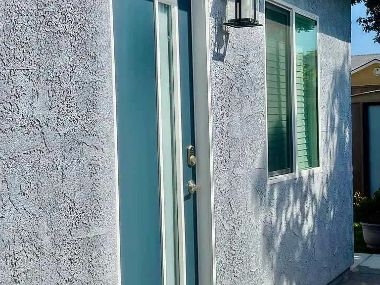 2602 1/2 W Borchard Ave — Photo 1