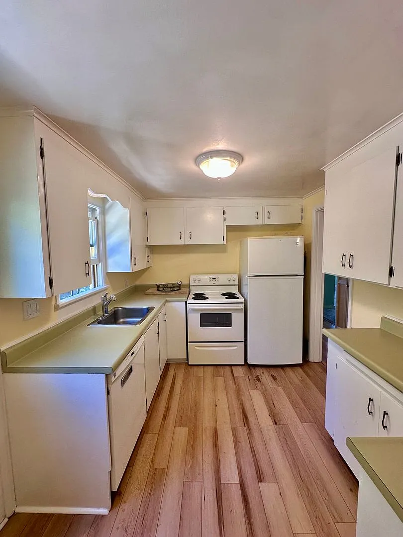 Charming 3bed/2bath House! — Photo 3
