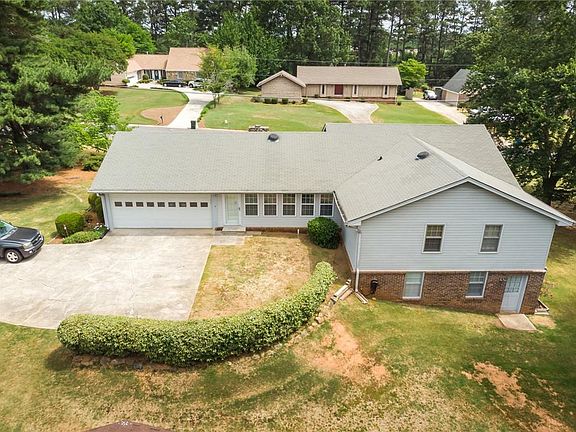 3rd image of 2367 Country Club Dr SE
