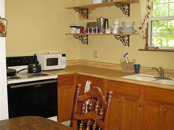 5th image of 16156 Donna Ln