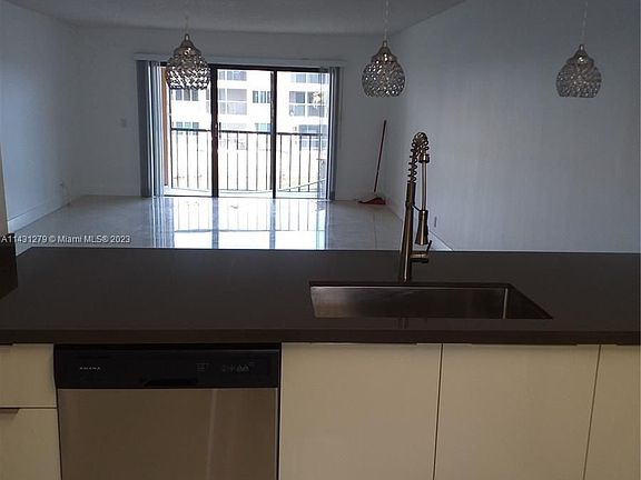 5th image of 150 Lakeview Dr APT 204