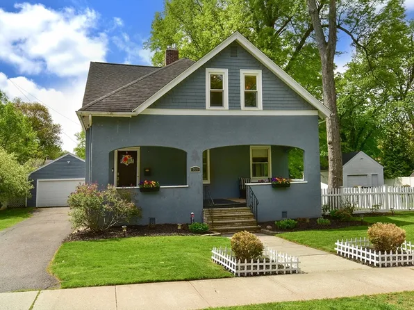 105 Edgewood Ave, Longmeadow, MA 01106