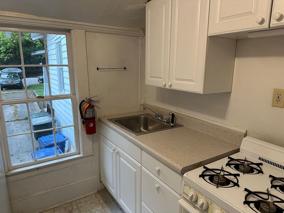2nd image of 2417 Lee St APT B
