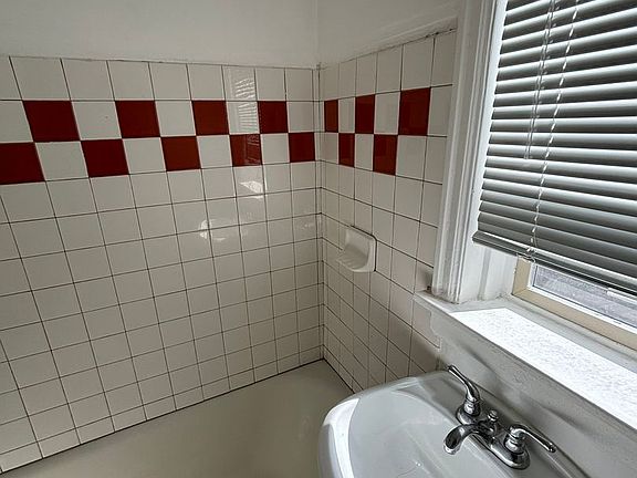 5th image of 1819 Bellevue Ave APT 102