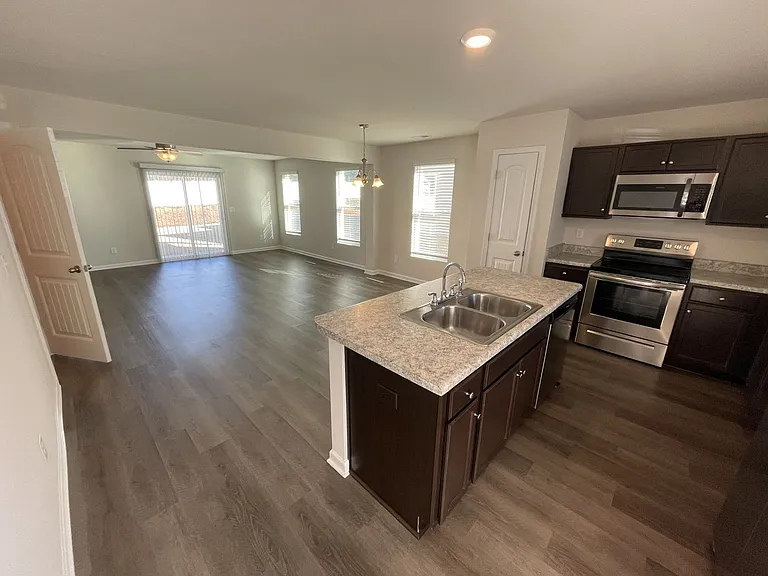1056 Peony Ln — Photo 4