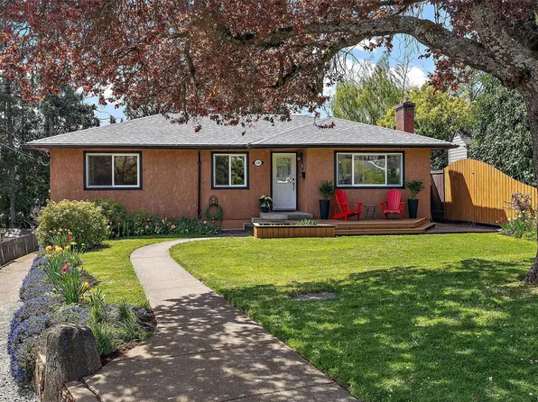 1094 Gosper Cres, Esquimalt, BC V9A 4J3