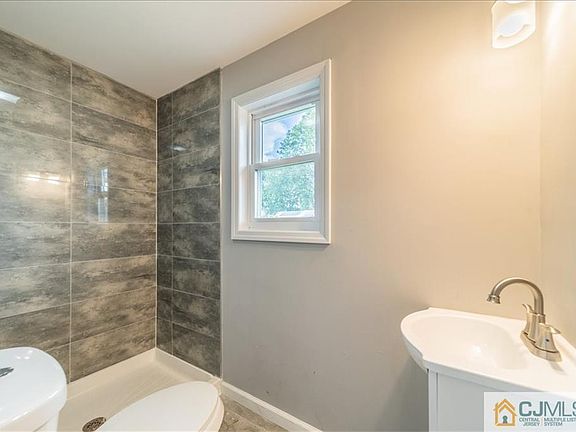 5th image of 776 Greenwood Ave
