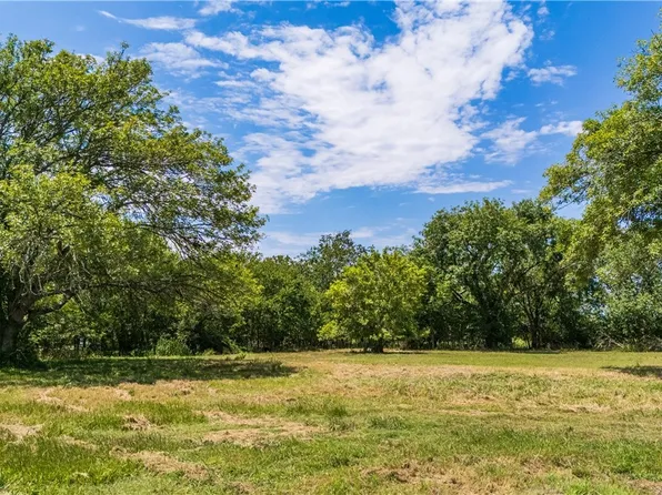 815 Peabody St, Edna, TX 77957