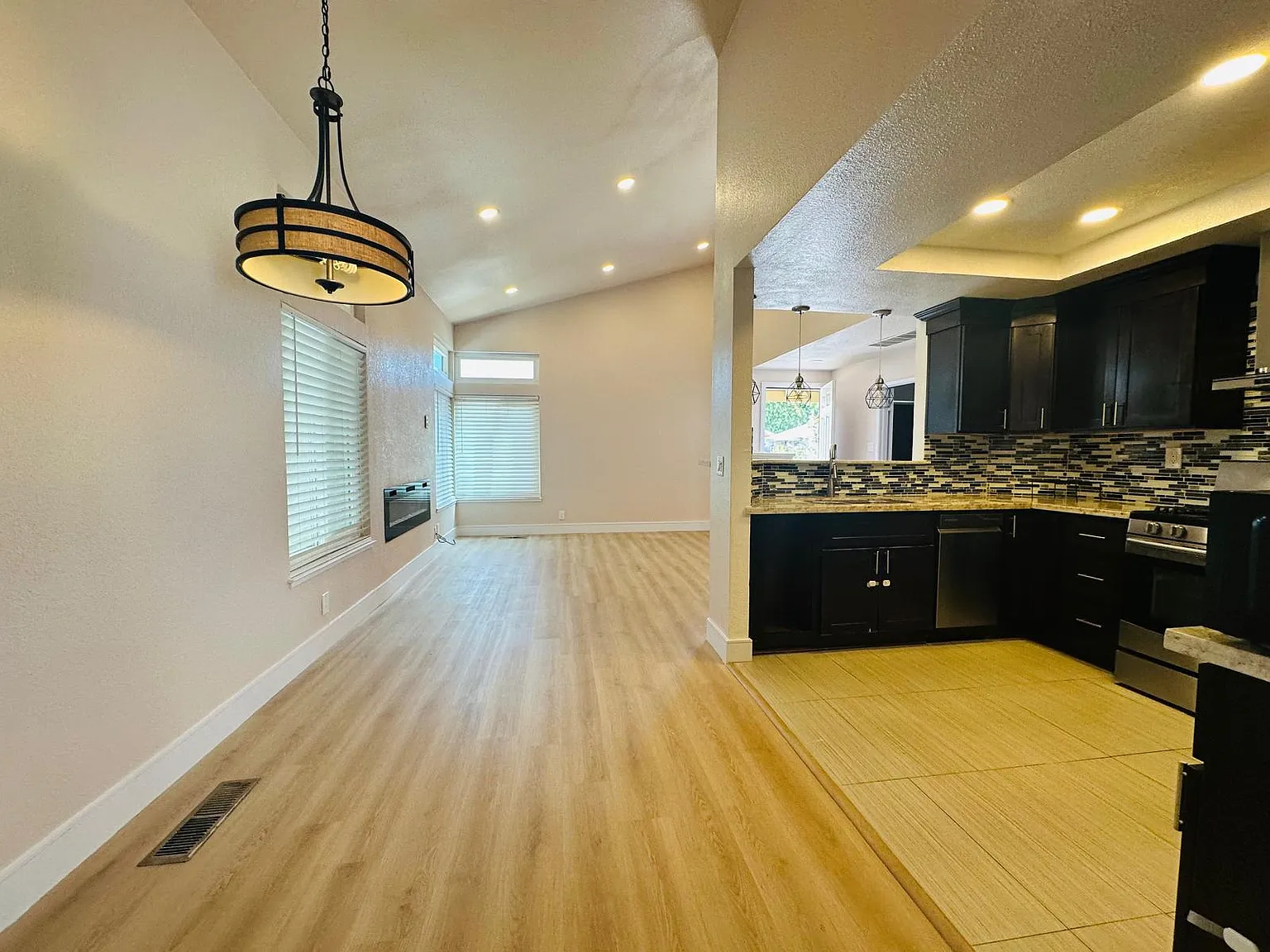 4 bed, 1554 sqft, $4,900 — Photo 3