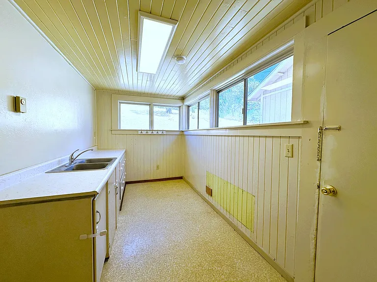 402 Ormsby Ln — Photo 19