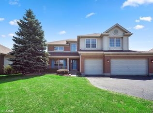 3075 Farmington Dr, Lindenhurst, IL