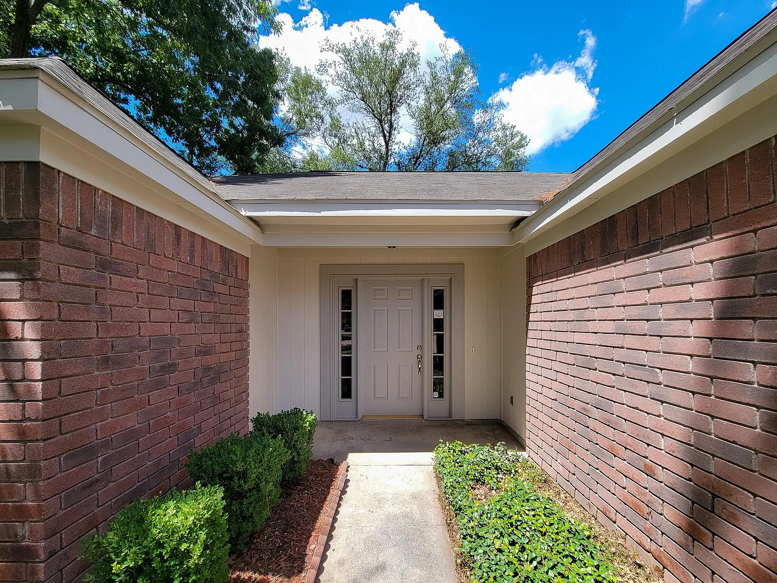 3 bed, 2.0 bath, 1705 sqft, $2,200 — Photo 3