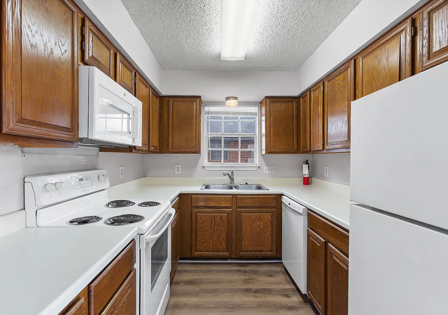 3 Bedroom/2 Bath Apartment - Washer/Dryer Included - 50% off First Month's rent! — Photo 4
