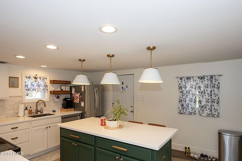 5th image of 35 Sawmill Hill Road