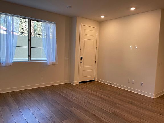 4th image of 27 Bedford Ct