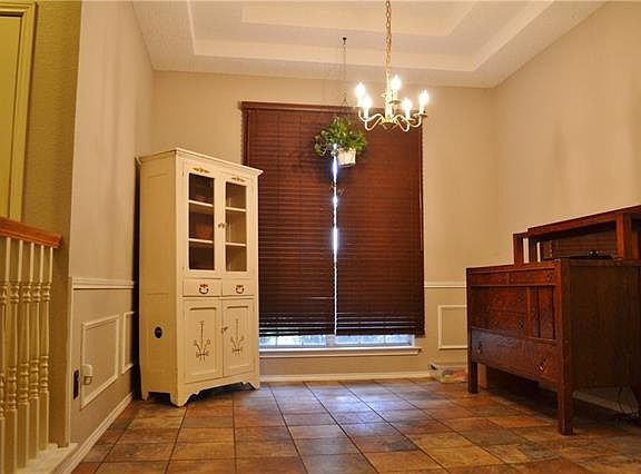 3rd image of 1613 Oxford Dr