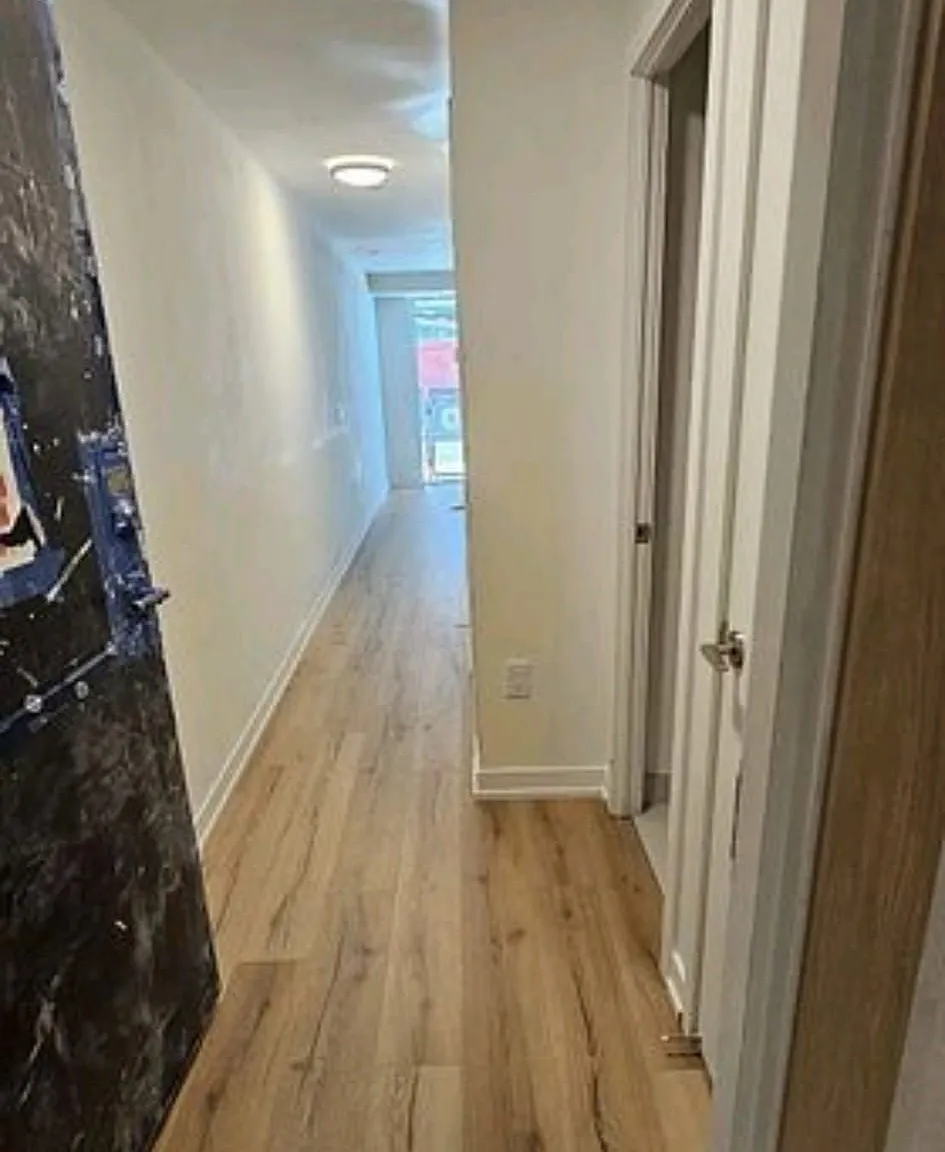 1195 The Queensway — Photo 3