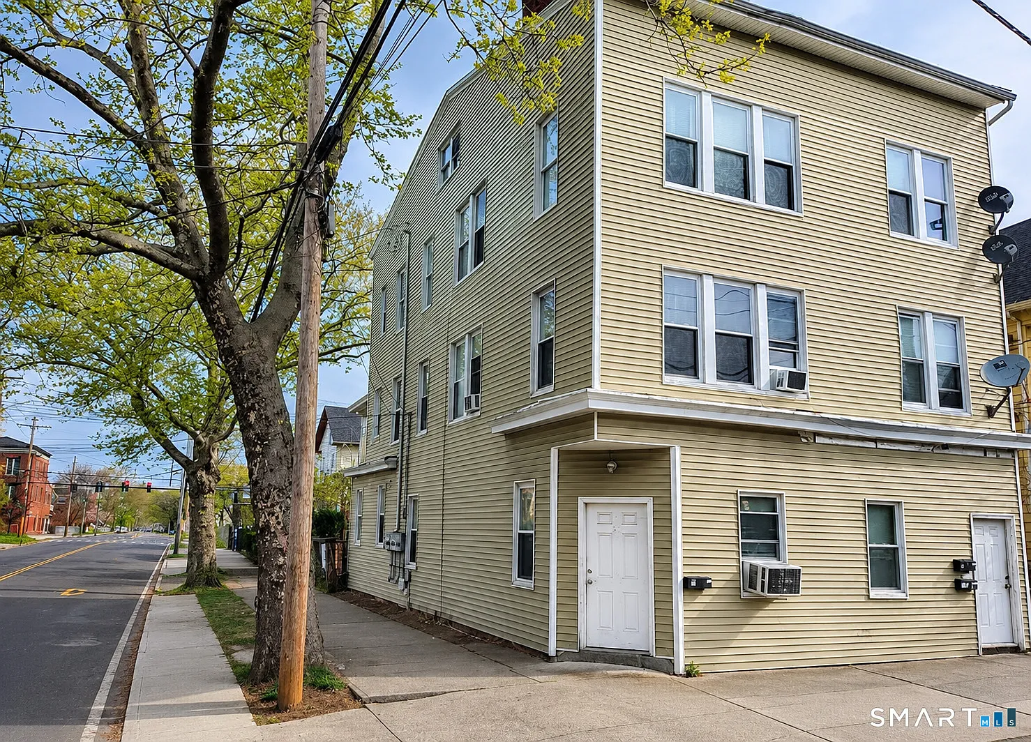 3 bed, 1.0 bath, 1000 sqft, $1,595 — Photo 1
