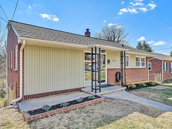 3rd image of 1210 Howbert Ave SW