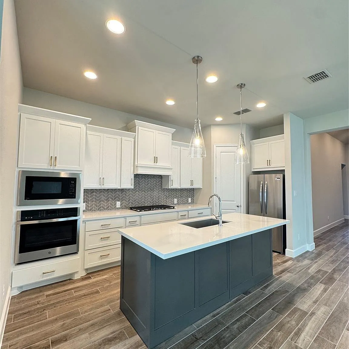4 bed, 3.0 bath, 2180 sqft, $2,650 — Photo 4