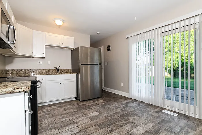 990 Sheffield Dr — Photo 4