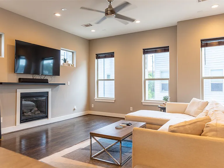 2903 Blodgett St — Photo 11