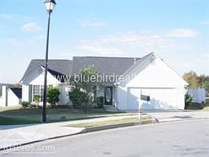 2nd image of 825 Lorraine Ln