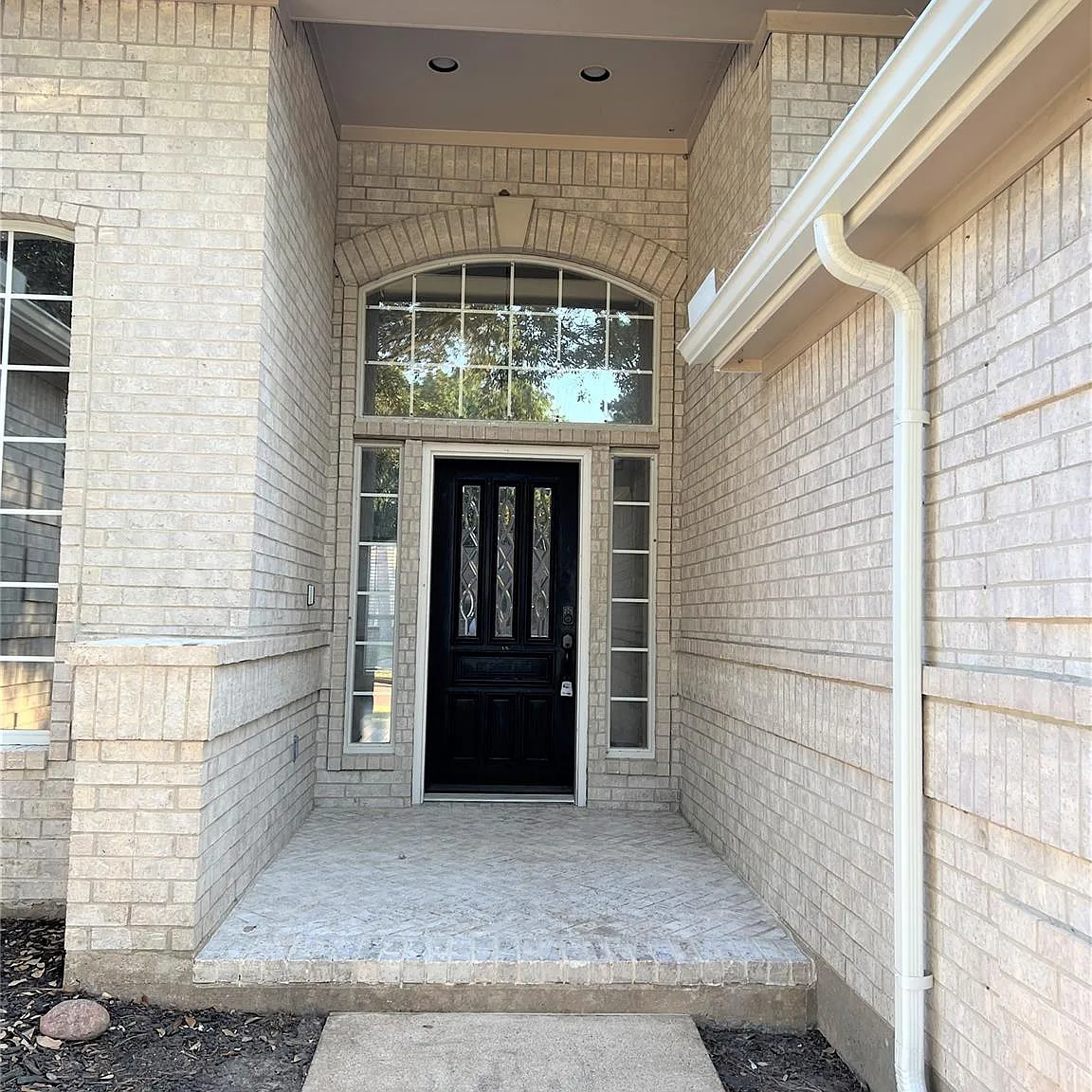 4 bed, 2.5 bath, 2582 sqft, $2,480 — Photo 2