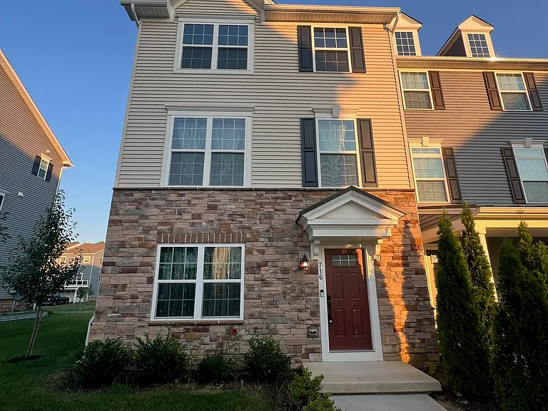 716 Kalmar Ln — Photo 16
