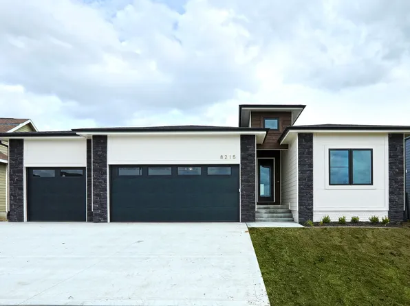 8215 Buckley Ct, Johnston, IA 50131