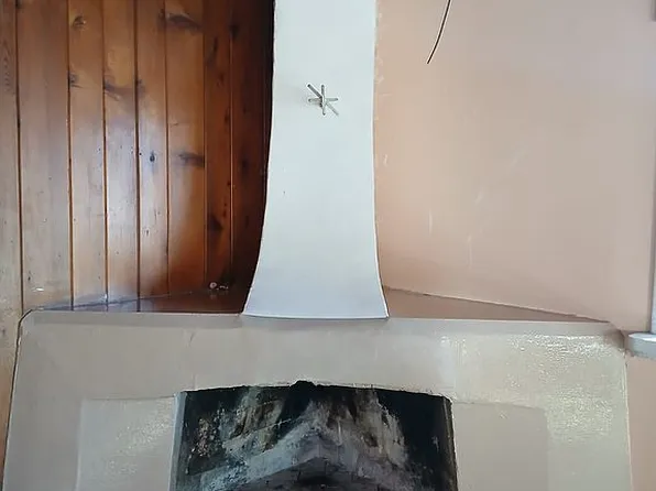 302 Hinde Pl, Taos, NM 87571