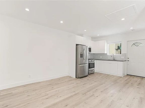3rd image of 4552 Murietta Ave