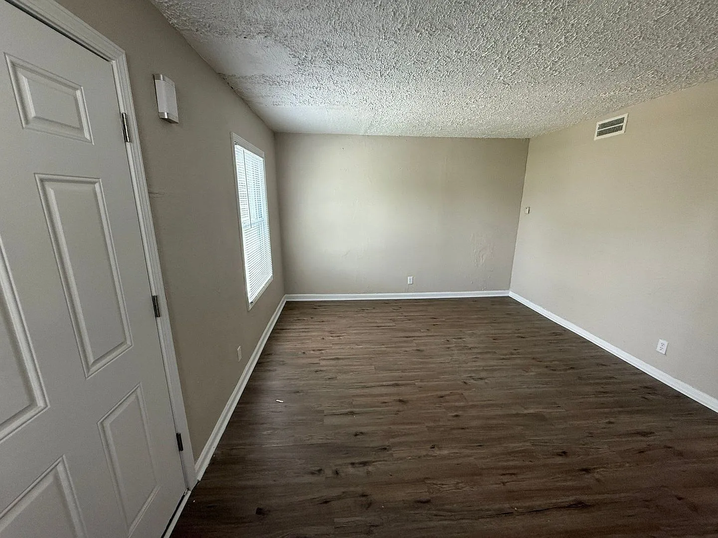 This beautifully updated 4-bedroom, 1-bath single-family home is ready for move-in! — Photo 2
