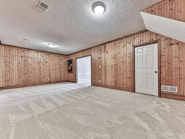 2189 Chartwell Dr — Photo 33