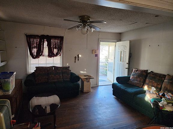3rd image of 706 W Lullwood