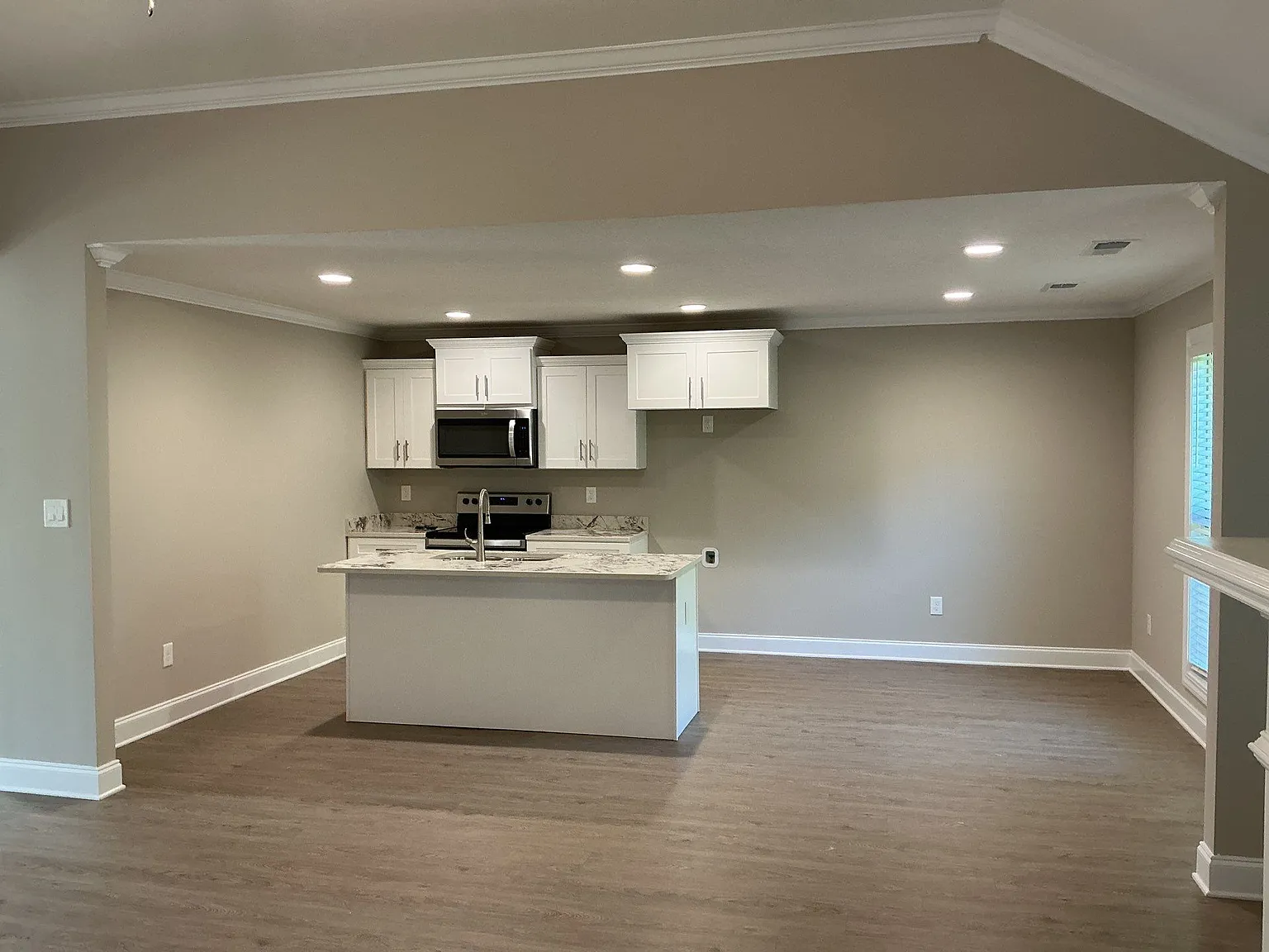 3 bed, 1577 sqft, $2,295 — Photo 2
