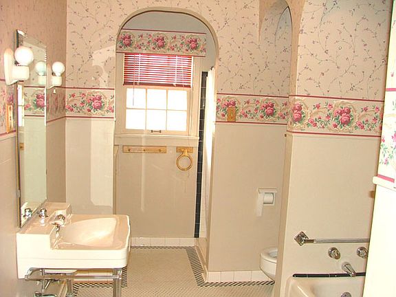 4th image of 102 Lewis Ave
