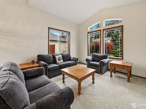 4th image of 18812 104th Avenue E