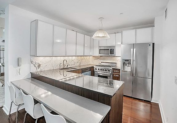 3rd image of 130 W 19th St APT 4F