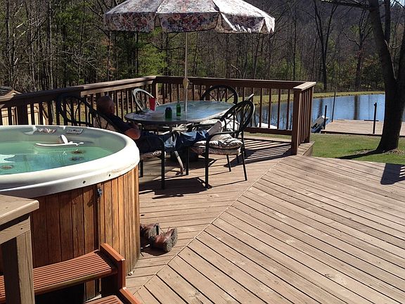 Deck with jacuzzi overlookig