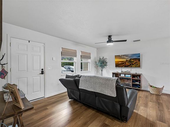 4th image of 89 Santa Fe St