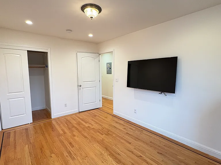 1882 Donner Ave — Photo 16