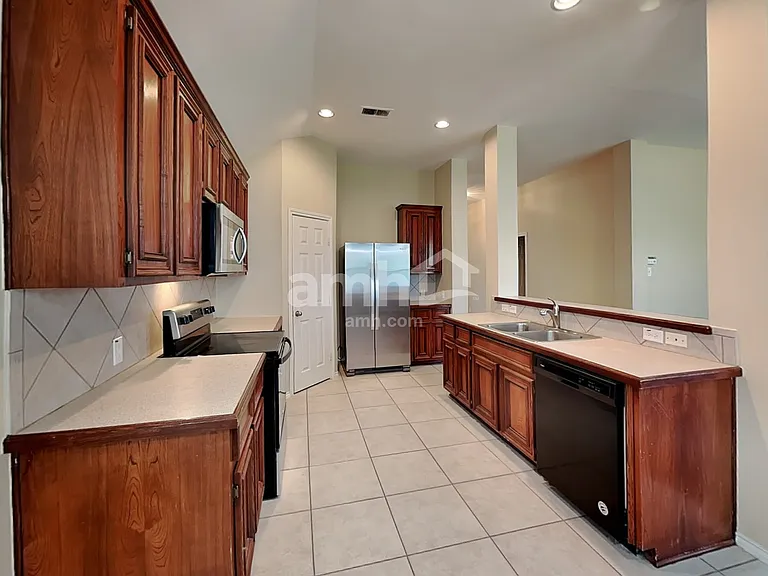 2113 Breezeway Ln — Photo 3
