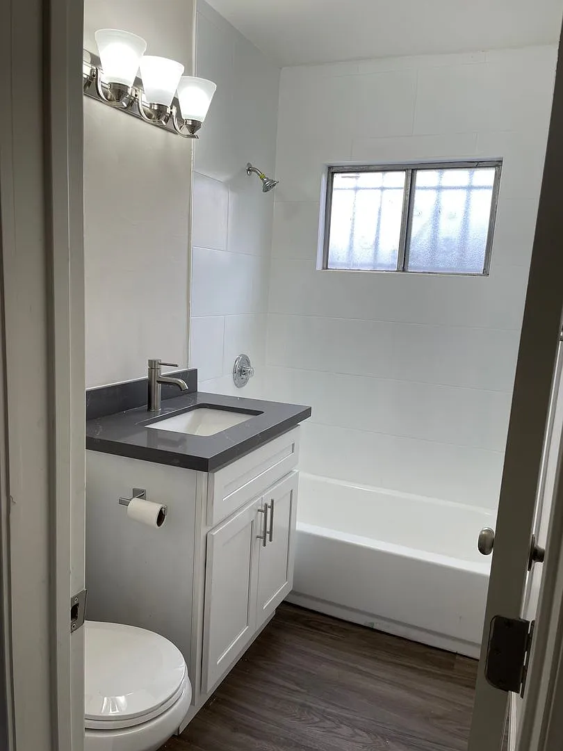 15339 California Ave — Photo 1