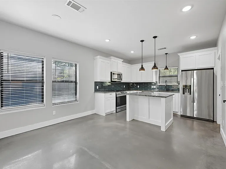 610 E Texas St — Photo 5