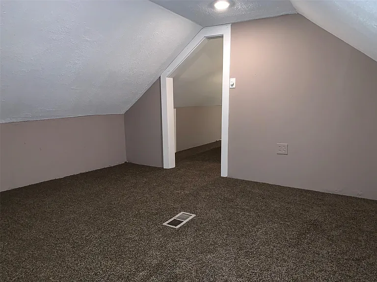 510 Stratford Rd — Photo 9