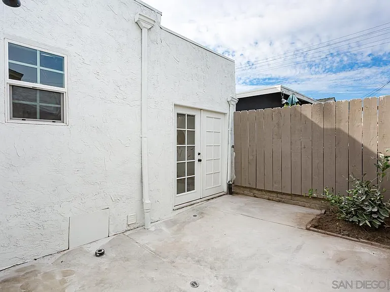 Hoover Ave — Photo 16