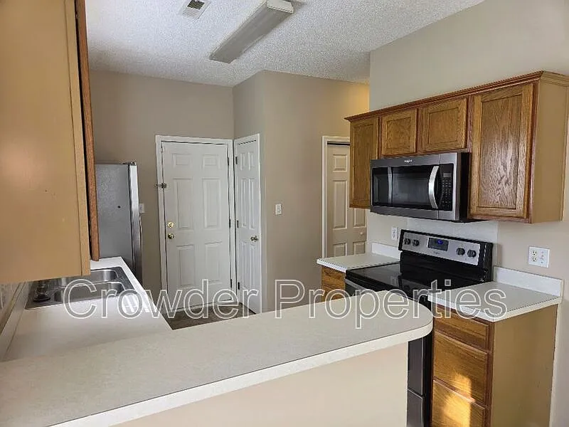 4 bed, 2.5 bath, 1815 sqft, $1,900 — Photo 4